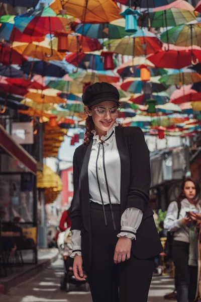 Uma Mulher Latina Atravessa Velha Cidade Médio Oriente Andando Rua — Fotografia de Stock