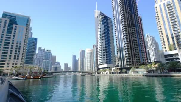 ドバイ アラブ首長国連邦 2021 マリーナ運河とドバイマリーナスカイライン 近代的な高層ビル 豪華なホテルやヨットがドックに係留され 湾の波に揺れる — ストック動画