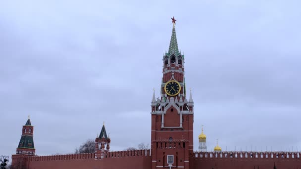 2021年2月10日 俄罗斯莫斯科 冬雪季节的红场 Spasskaya钟楼 一天的戏剧性心情 — 图库视频影像