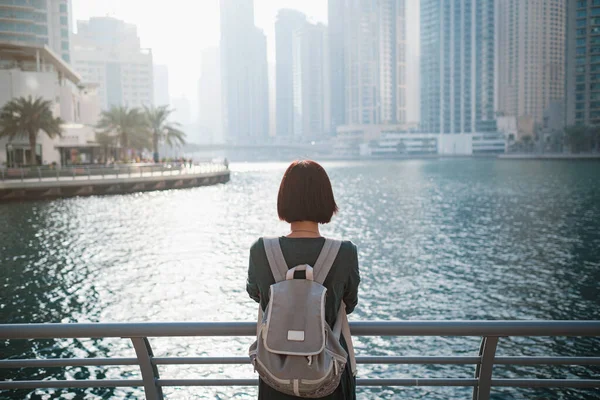 Heureuse Jeune Voyageuse Dans Grande Ville Dubaï Célèbre Port Plaisance — Photo