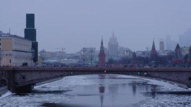 Moskova, Rusya 10.02.2021: Kremlin, Moskova yakınlarındaki trafiğin en üst görüntüsü. Kış soğuk, Moskova nehri, karanlık bir gün. Kırım Köprüsü, Boris Nemtsov 'un anma günü