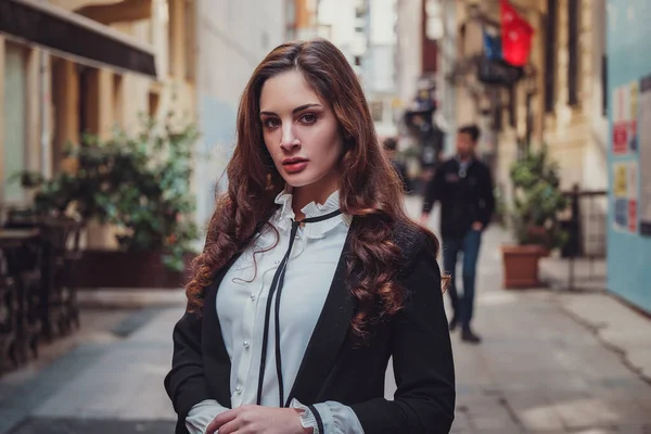 Mulher Latina Bonita Elegante Andando Pelas Ruas Atmosféricas Istambul Turquia — Fotografia de Stock