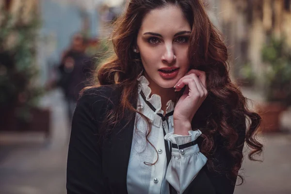 Belle Jeune Femme Latine Élégante Marchant Dans Les Rues Atmosphériques — Photo