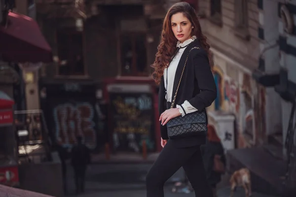 Belle Jeune Femme Latine Élégante Marchant Dans Les Rues Atmosphériques — Photo