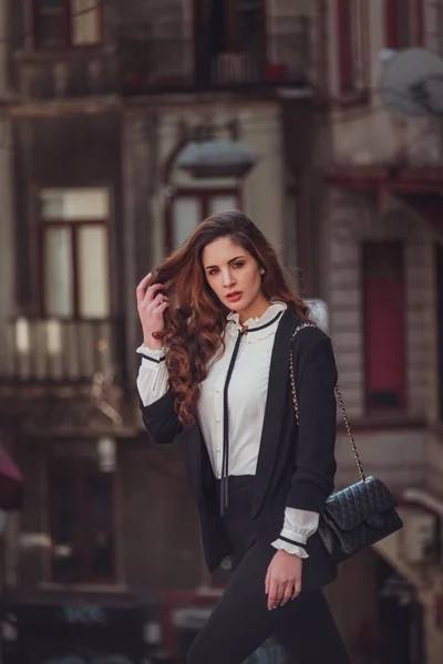 Mulher Latina Bonita Elegante Andando Pelas Ruas Atmosféricas Istambul Turquia — Fotografia de Stock