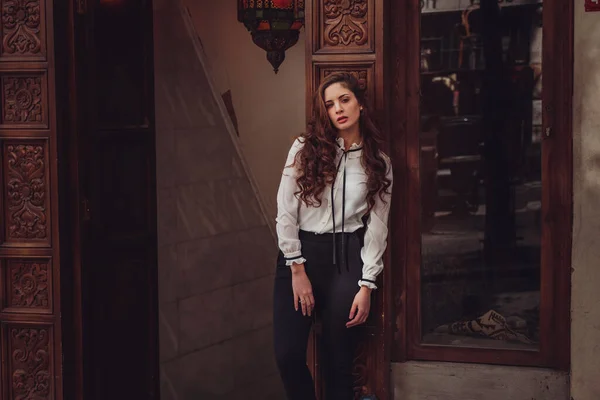 Belle Jeune Femme Latine Élégante Marchant Dans Les Rues Atmosphériques — Photo