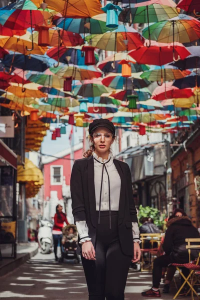 Belle Jeune Femme Latine Élégante Marchant Dans Les Rues Atmosphériques — Photo