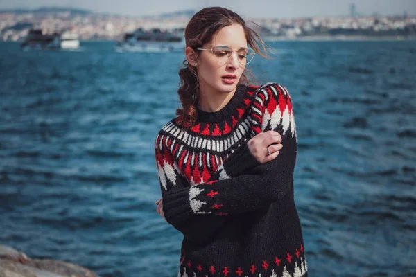 Krásná Stylová Mladá Latinská Žena Procházející Ulicích Istanbulu Turecku Myšlenka — Stock fotografie