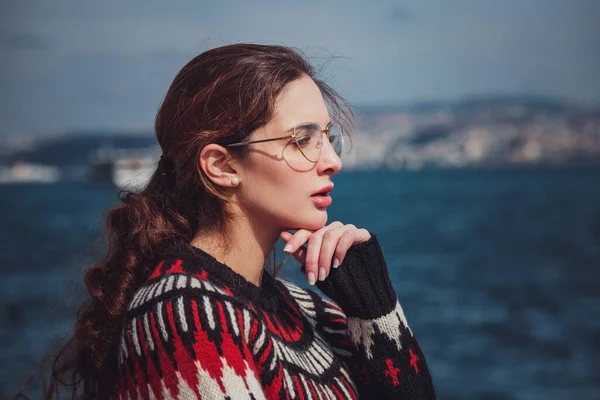 아름다운 여인이 이스탄불 있었다 놀라운 도시에서의 재미있는 모험의 아이디어와 — 스톡 사진