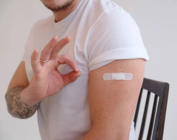 Homem Shirt Branca Sorrir Após Ter Sido Vacinado Com Fundo — Fotografia de Stock