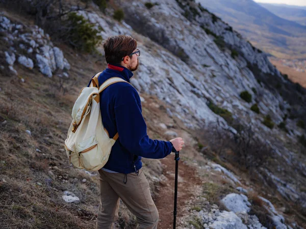 夕暮れ時の春の山の崖の上に立つ若い男と自然の景色を楽しむ 山と海岸の旅行 自由とアクティブなライフスタイル — ストック写真