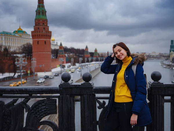 Turista Asiatico Vacanze Viaggio Inverno Mosca Donna Posa Nella Fredda — Foto Stock