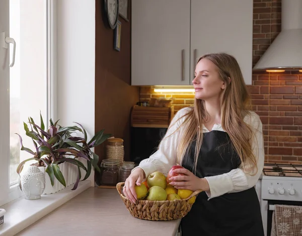 Una Joven Rubia Feliz Dama Pie Cocina Mientras Cocina Alimentos — Foto de Stock