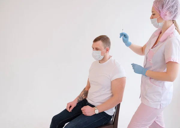 Female Médico Segurando Seringa Fazendo Covid Dose Injeção Vacinação Ombro — Fotografia de Stock