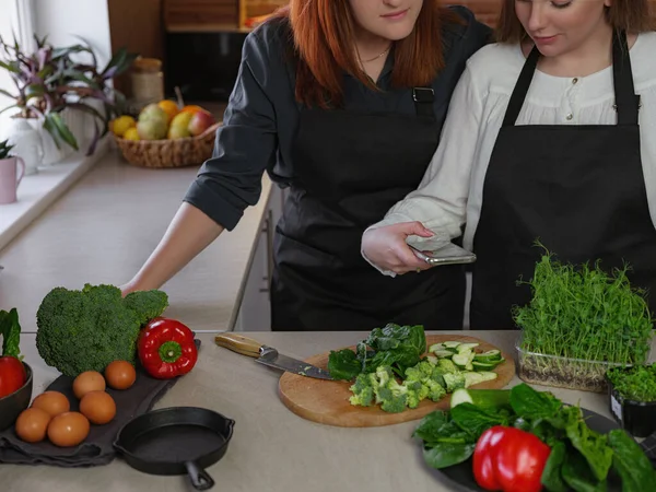 Jóvenes Novias Cocina Cocinando Juntos Una Comida Vegetariana Cocinar Saludable — Foto de Stock