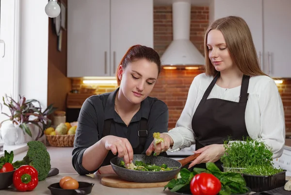 Young Girlfriends Kitchen Cooking Vegetarian Meal Together Cooking Healthy Tasty — Foto de Stock