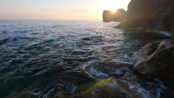Dalgalar Kayaya Çarpıyor Sıcak Günbatımı Ile Aydınlanıyor Sıçramalar Beyaz Köpüklerle — Stok video