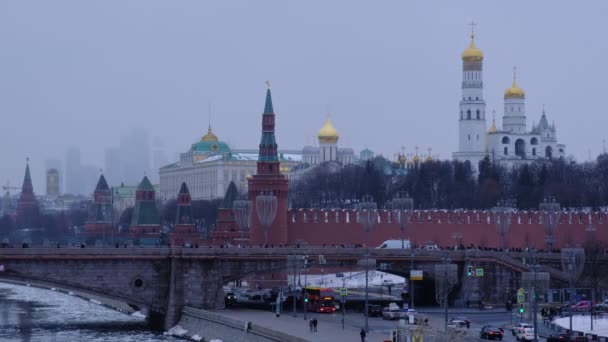 Utsikt Trafikken Nær Kreml Moskva Vinterkulde Moskva Elva Overskyet Mørk – stockvideo