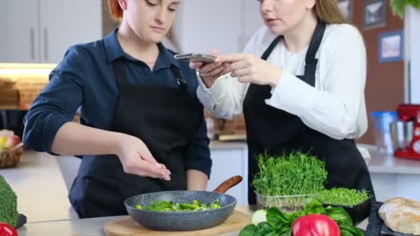 Concept Food Experiences Home Cooking Home Dining Women Friends Shoot — Stockvideo