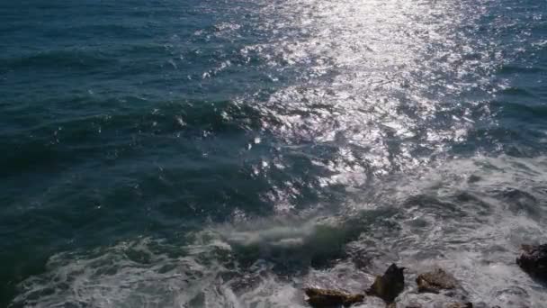 Вид Сверху Океан Солнечный День Голубая Поверхность Волн Воды Красивый — стоковое видео