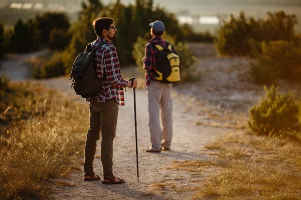 Dois Homens Caminhantes Desfrutar Passeio Natureza Horário Pôr Sol Verão — Fotografia de Stock