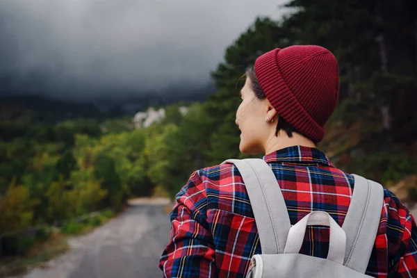 Mujer Joven Feliz Con Mochila Explorando Montañas Brumosas Concepto Viaje — Foto de Stock