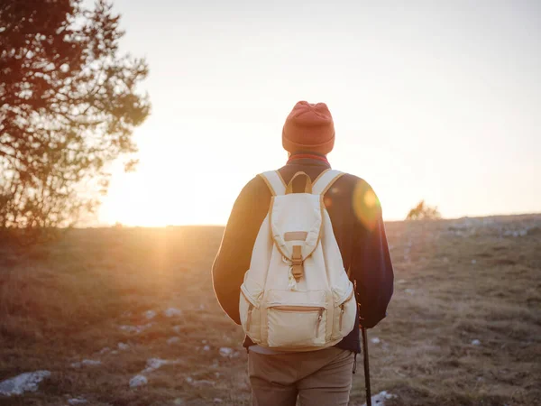 Joven Parado Alto Del Acantilado Las Montañas Primavera Atardecer Disfrutando — Foto de Stock