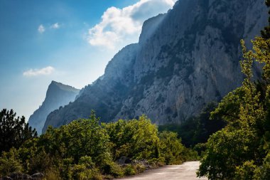 Dağlarda asfalt yol, güzel güneş ışığı, yaz tatili. Klasik tonlama. Seyahat geçmişi. Avrupa dağlarında otoyol