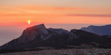 Boş bahar dağlarında gün batımı zamanı. Hayat yeni uyanıyor, kar yeni erimiş..