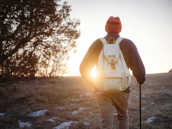 Joven Parado Alto Del Acantilado Las Montañas Primavera Atardecer Disfrutando — Foto de Stock