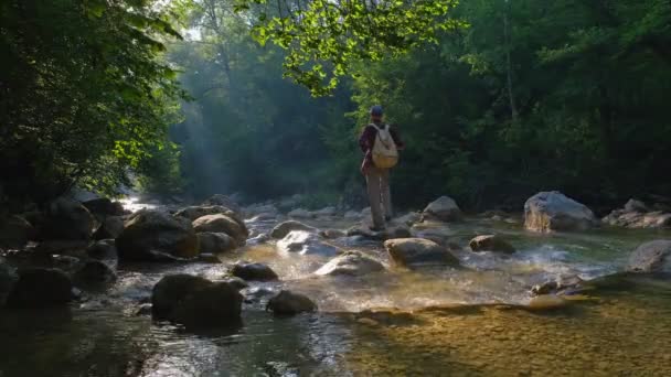 Férfi Utazó Élvezi Természet Szépségét Folyó Erdőben Naplementekor Cinematikus Inspiráló — Stock videók