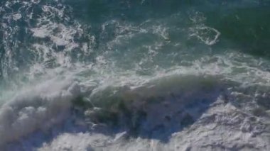 Güneşli bir günde okyanus manzarası. Mavi su dalgaları yüzeyi, fotokopi alanı olan güzel bir arka plan. Çevresel sorunlar, içme suyu eksikliği, iklim değişikliği, kuraklık, küresel ısınma.