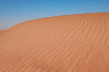 Çöldeki kum tepelerinin üzerinde gün batımı. Hayalet kasaba Al-Madam Dubai City 'den yaklaşık 60 km uzaktadır. Birleşik Arap Emirlikleri. Küresel ısınma kavramı