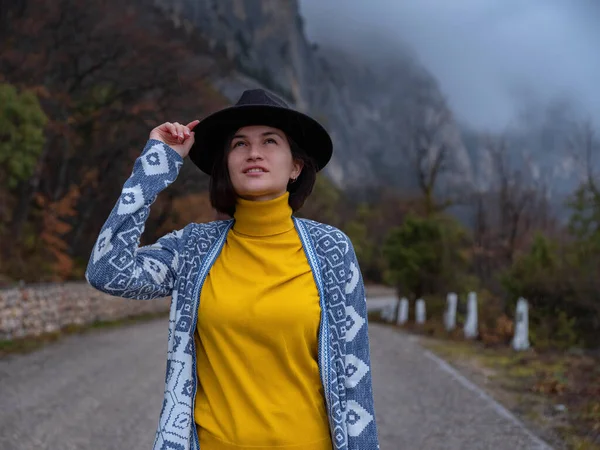 Mulher Hipster Elegante Chapéu Poncho Andando Por Uma Estrada Montanha — Fotografia de Stock