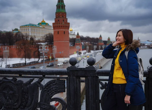 아시아 여행객 모스크바에서 휴가를 보내고 모스크바 중심부의 차가운 광장에 — 스톡 사진
