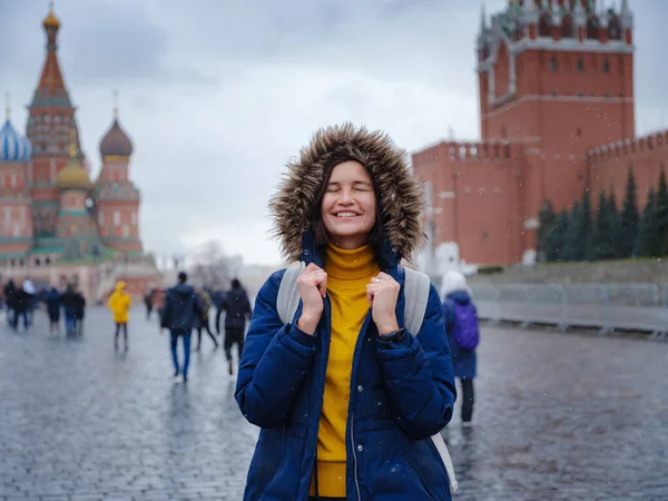 Turista Asiático Viagens Férias Inverno Moscou Mulher Posando Frio Praça — Fotografia de Stock