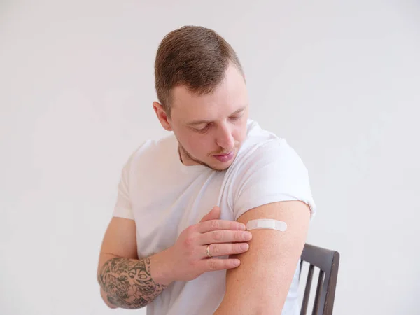 Homem Mostrar Braço Vacinado Guy Recebeu Uma Vacina Contra Corona — Fotografia de Stock