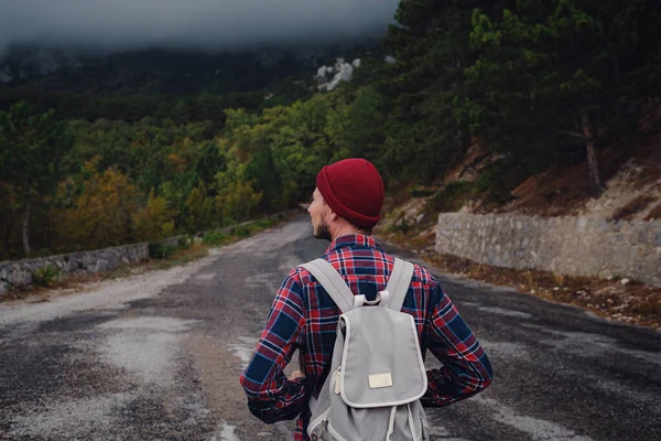 Hombre Que Viaja Con Una Mochila Senderismo Las Montañas Viaje — Foto de Stock