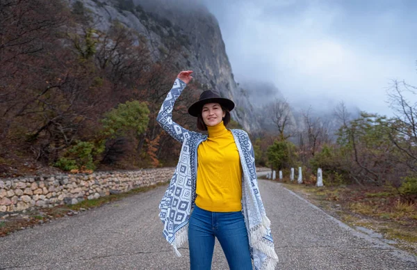 Elegante Hipster Donna Cappello Poncho Piedi Lungo Una Strada Montagna — Foto Stock