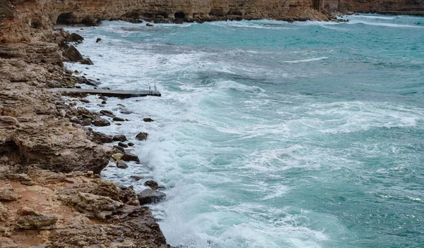 海の波と幻想的な岩の海岸 海のパターン 背景壁紙の美しい景色 — ストック写真
