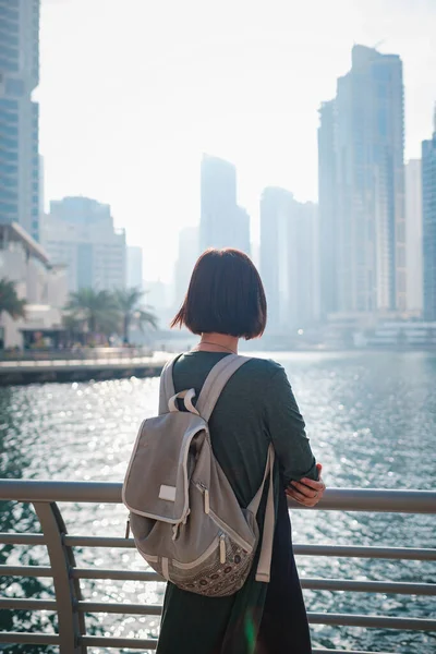 Heureuse Jeune Voyageuse Dans Grande Ville Dubaï Célèbre Port Plaisance — Photo