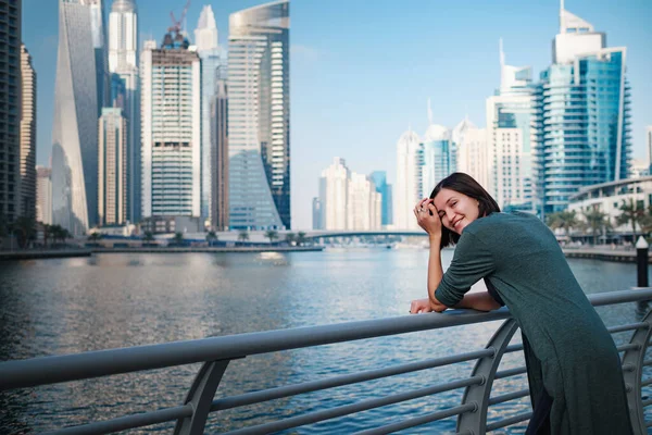Feliz Joven Viajera Gran Ciudad Dubai Famoso Lugar Dubai Marina — Foto de Stock
