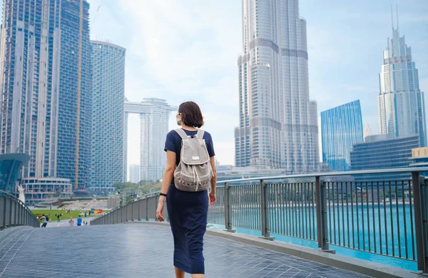 Jovem Mulher Bonita Desfrutando Vista Centro Dubai Desfrutando Viagens Emirados — Fotografia de Stock