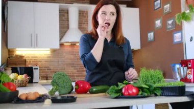 Ev yemeği ve evde yemek pişirme deneyimi konsepti. Bir kadın kabın içinde yetişen bitkileri yer.