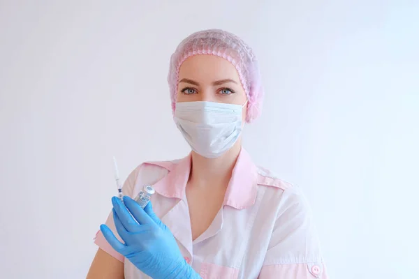 Medico Donna Uniforme Rosa Guanti Blu Con Siringa Vaccino Covid — Foto Stock