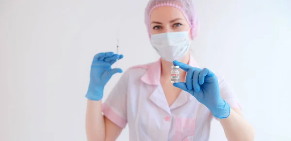 Médica Uniformes Cor Rosa Luvas Azuis Com Seringa Vacina Covid — Fotografia de Stock