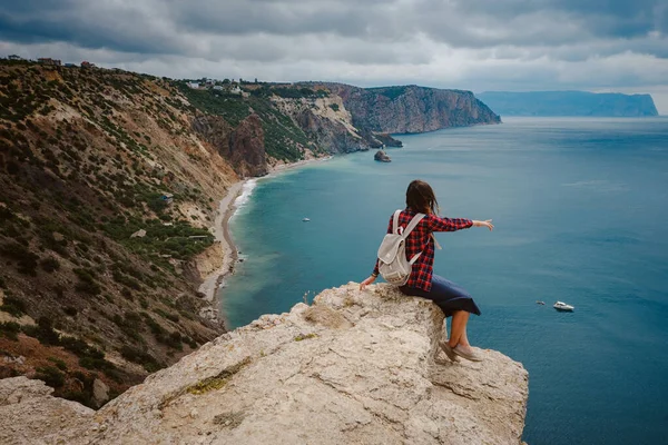 Deniz Kıyısında Sırt Çantalı Bir Turist Kudretli Kayalıklar Arasında Güzel — Stok fotoğraf