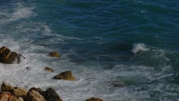 Vue de dessus des vagues de l'océan par une journée ensoleillée — Video