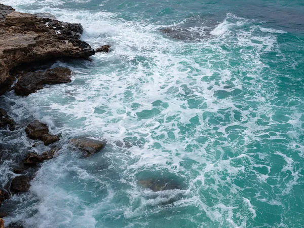 海の波と幻想的な岩の海岸 海のパターン 背景壁紙の美しい景色 — ストック写真