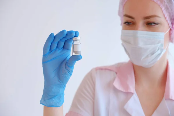 Medico Donna Uniforme Rosa Guanti Blu Con Siringa Vaccino Covid — Foto Stock